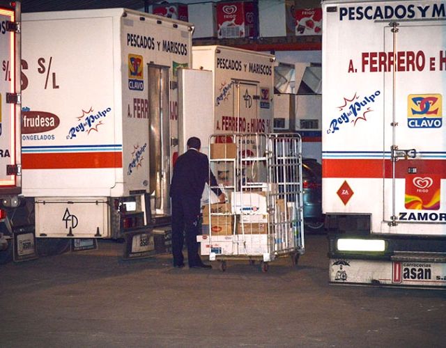 Grupo Ferrero hombre cargando camión 